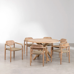 <p>An all-in-one dining set for eating and seating in style</p>
